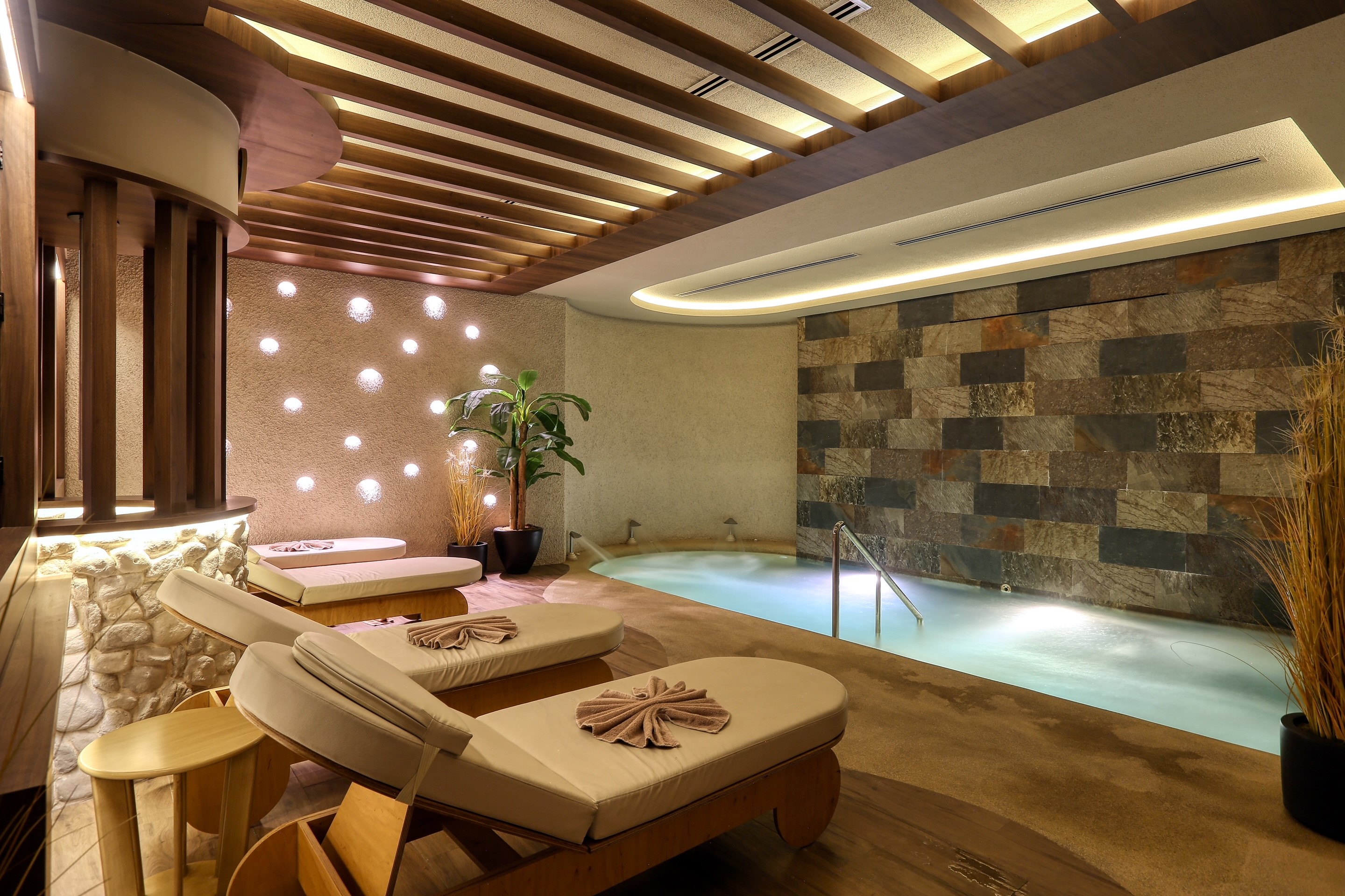 Almira Hotel Thermal Spa & Convention Center  Şirket Hayatı