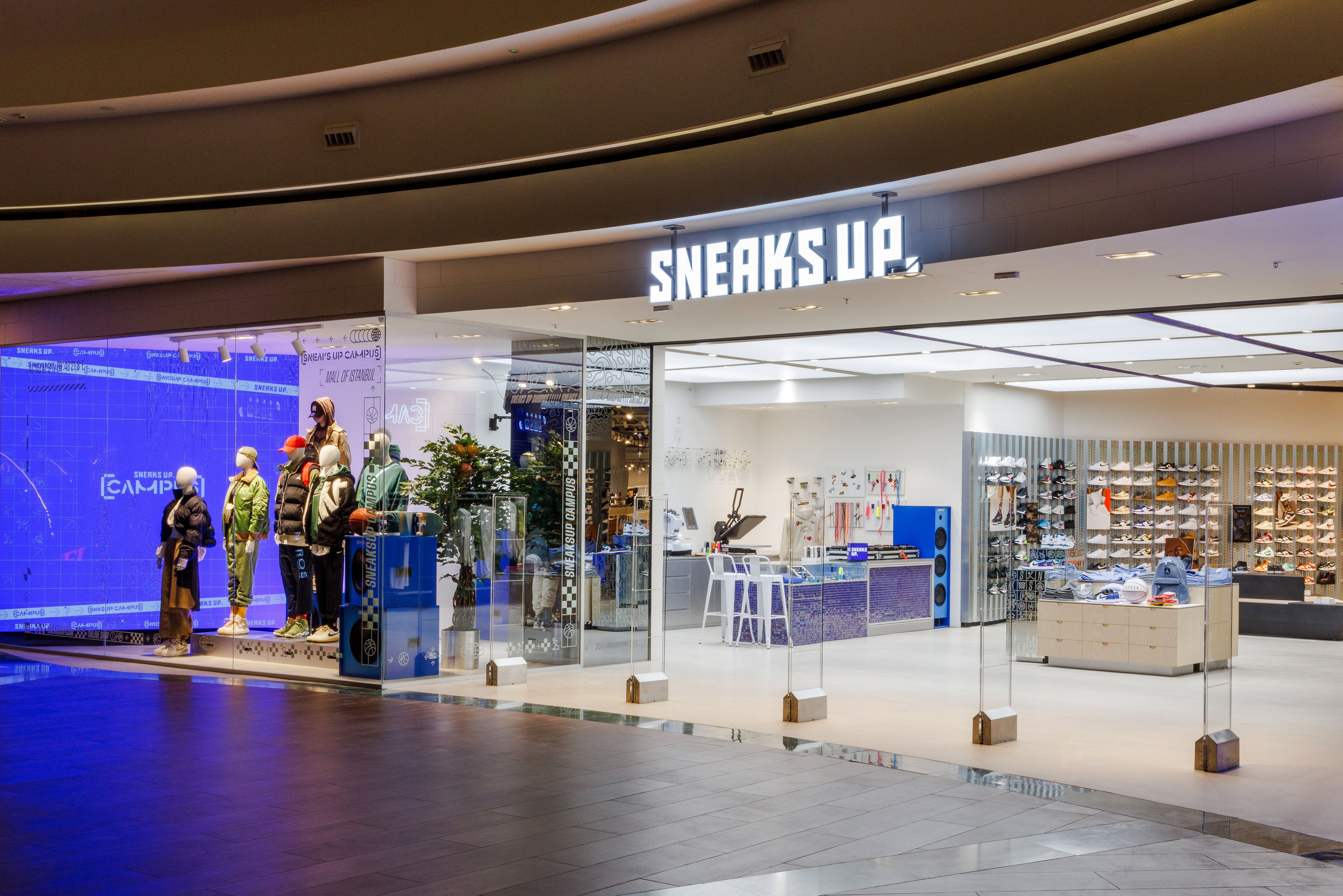 Sneaks Up Şirket Hayatı