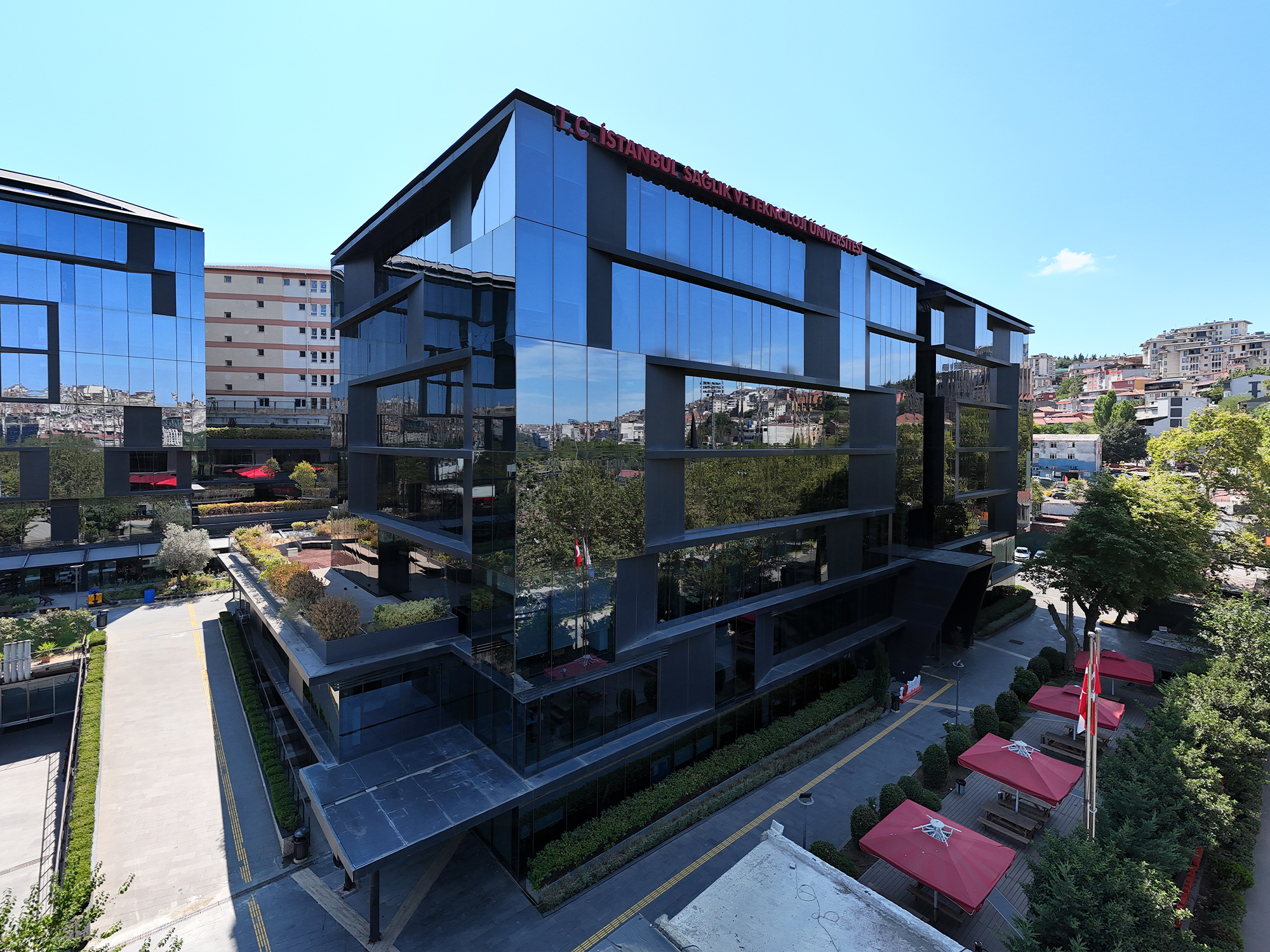 İstanbul Sağlık ve Teknoloji Üniversitesi Şirket Hayatı